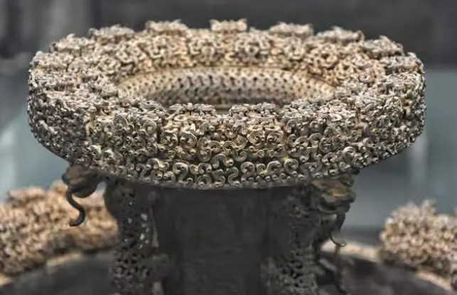 bronze statues are made