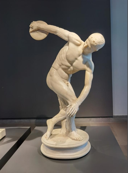 What is the difference between Baroque sculpture and classical sculpture