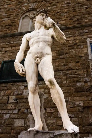 What is the difference between Baroque sculpture and classical sculpture